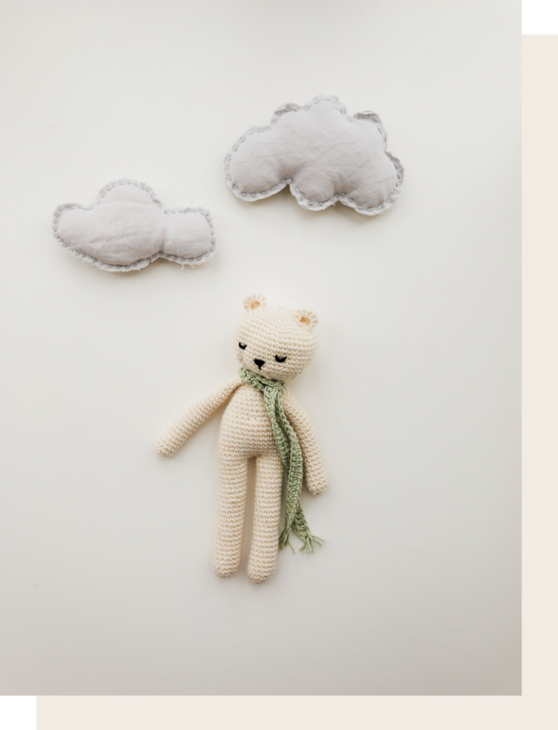 Educa-y-Duerme-Plan-de-Sueño Oso de ganchillo blanco y nubes de fieltro gris.