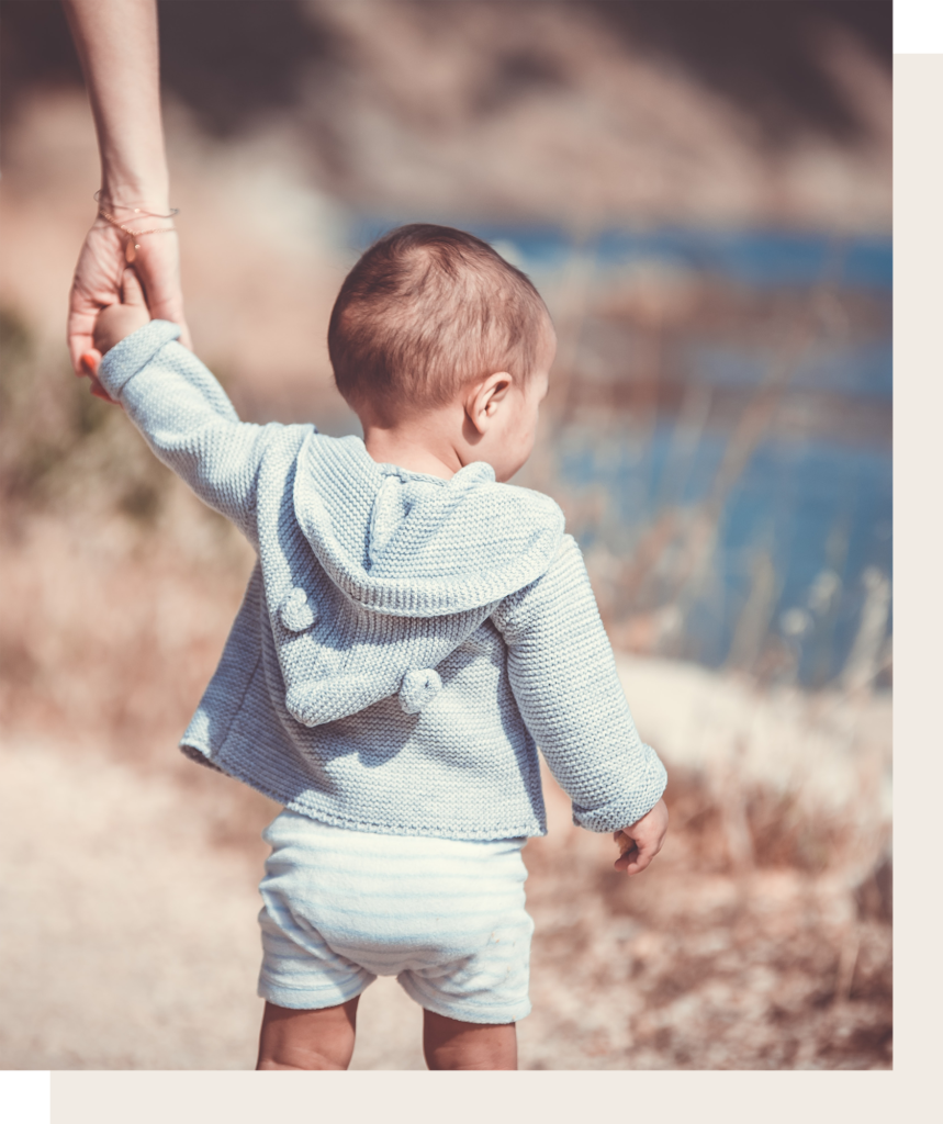 Educa-y-Duerme-Filosofia Bebé de la mano de su madre